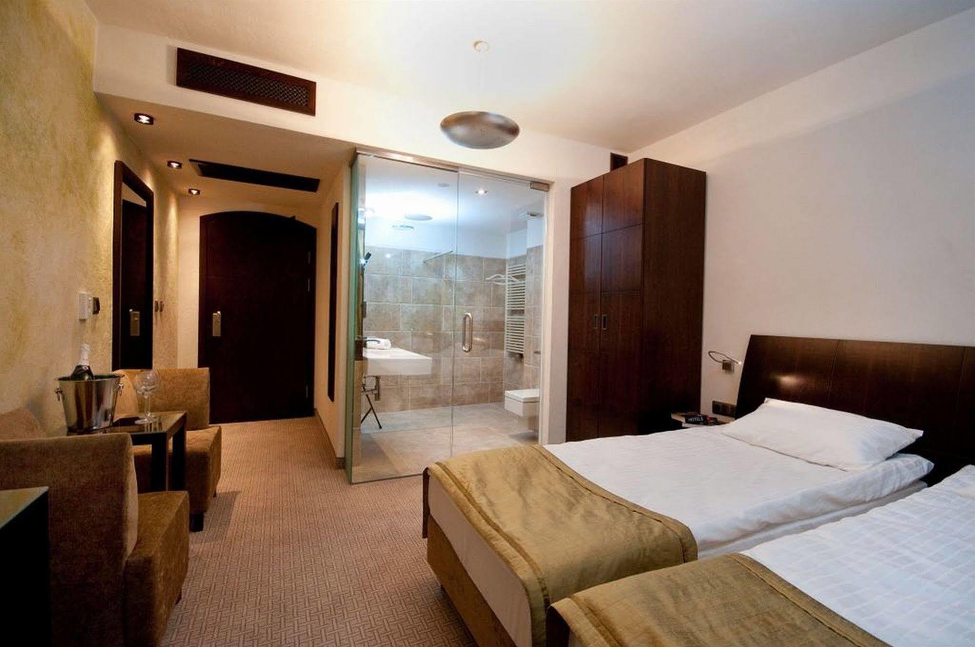 Hotel Remes Opalenica Εξωτερικό φωτογραφία